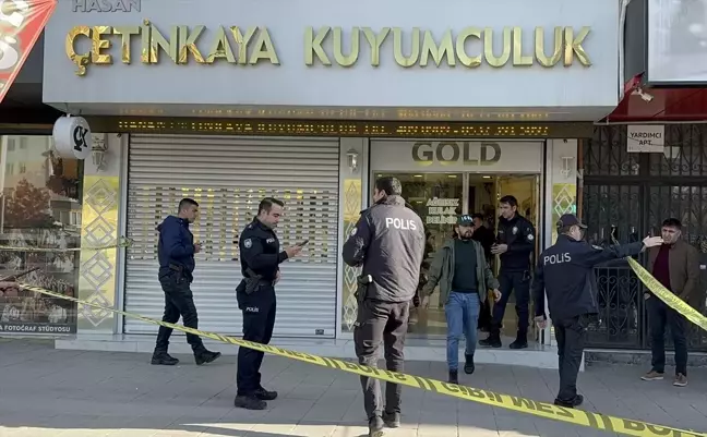 Silahlı soygun altınları alıp kaçtılar