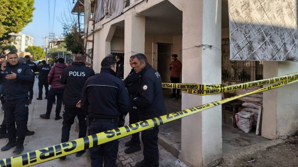 Adana’da 3 kişi boğazları kesilmiş halde ölü bulundu!