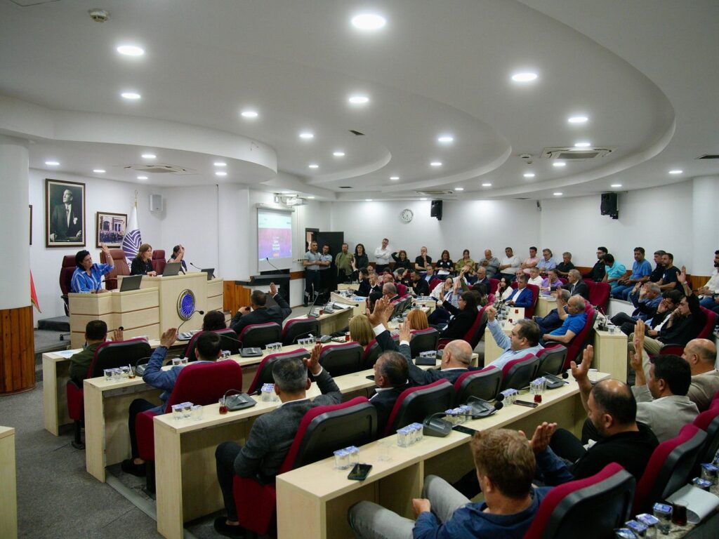 ÖZGÜR ÖZEL’E SALDIRIYA SEYHAN MECLİSİNDEN ORTAK TEPKİ