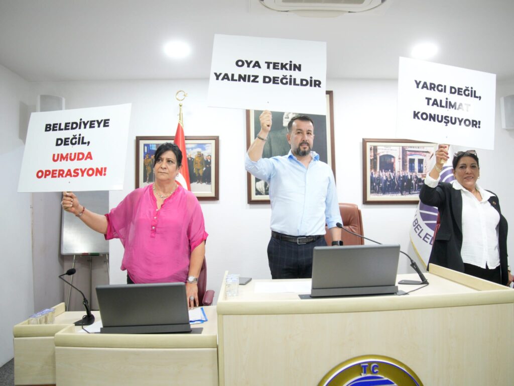 SEYHAN’IN CHP’Lİ BELEDİYE MECLİS ÜYELERİNDEN PANKARTLI TEPKİ